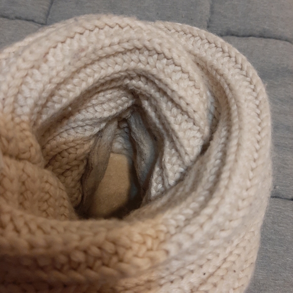 Size 7 UGG sweater boots - Picture 6 of 7